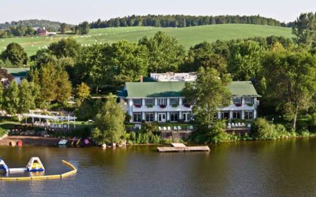 Elmhirst's Resort - On a lake