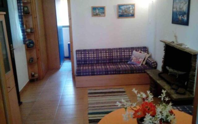 Wooden beach house / Nea Roda, Halkidiki