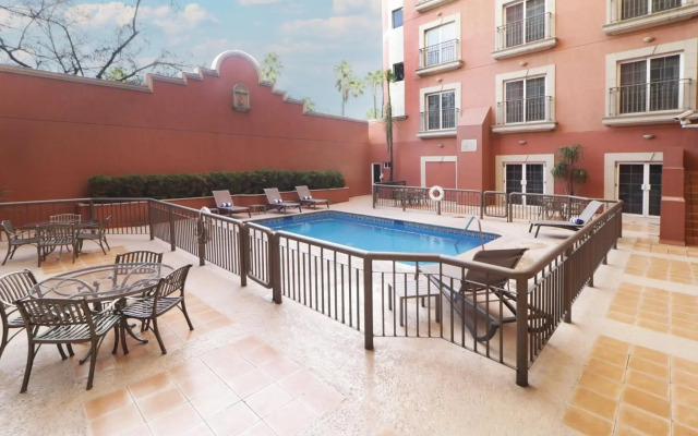 Holiday Inn Express Monterrey Galerias by IHG