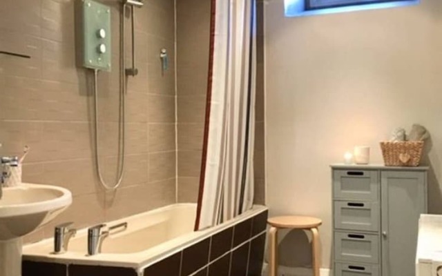 Spacious 3 Bedroom Flat in a Charming Location