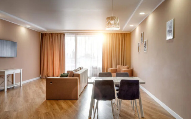 Апартаменты Фамилия Делюкс на улице Строителей, д.3