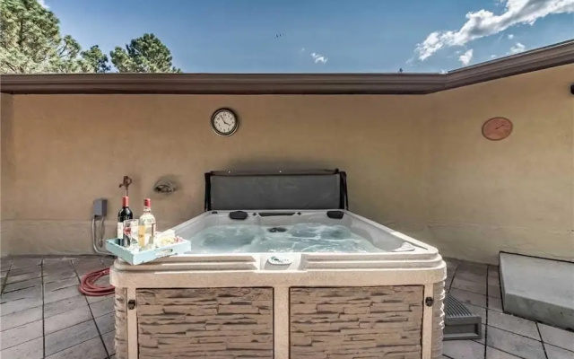 Ruidoso Respite - Six Bedroom Cabin with Hot Tub