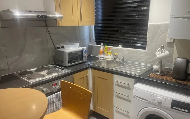 Lovely 1 Bedroom Flat 5 Minutes Walk From Station