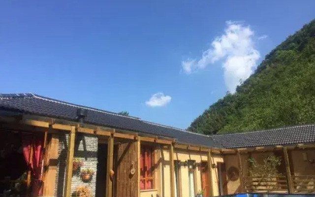 Lin'an Congqian. Man Hostel