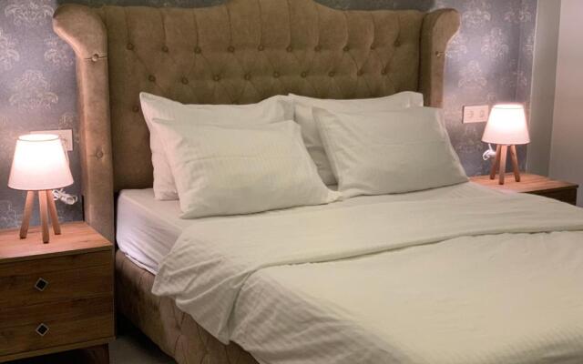 First flr 2bdr Modern New Apt in Center