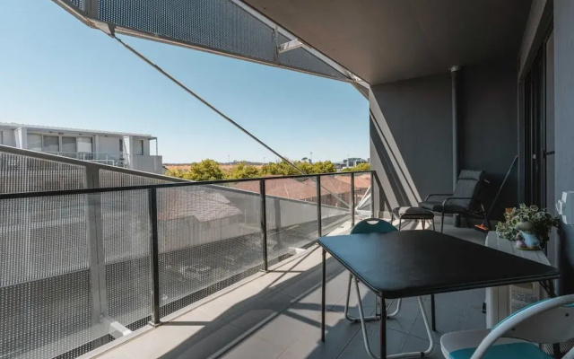 Lonsdale St 1-bed Unit With Study Area and Parking