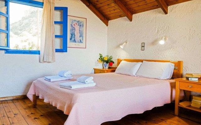 Tranquil Holiday Home in Palaiochora near Sea Beach
