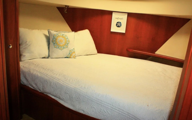 Dockside Boat & Bed Long Beach