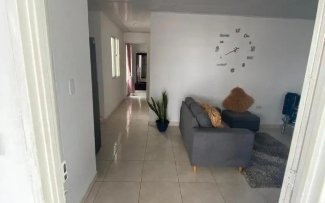 Hermoso apartamento con piscina y ascensor.
