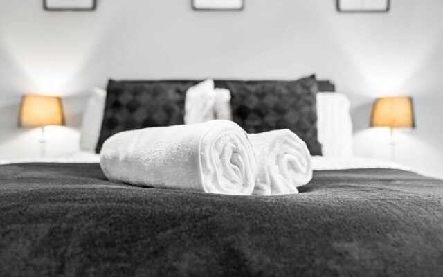 Hotel Comforts & Home Conveniences -sleeps 8