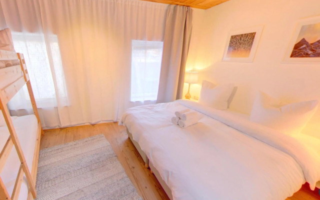 DMG - 'Large, Luxurious Ground Floor' Apartment