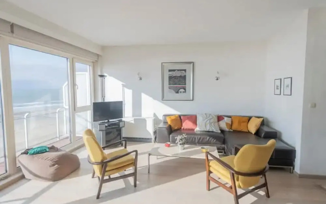 Seaview Apartment on the Beach - Free Parking