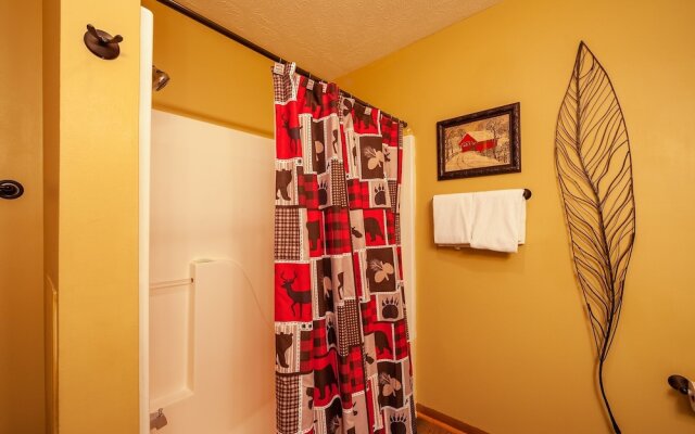 Bearfootin' 3 Bedroom Cabin by RedAwning