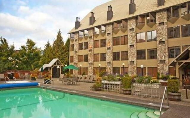 Mountain Side Hotel Whistler by Executive
