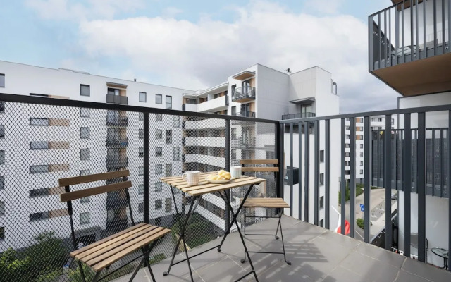 Green Apartment with Parking by Renters
