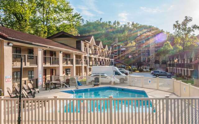 Super 8 by Wyndham Downtown Gatlinburg at Convention Center