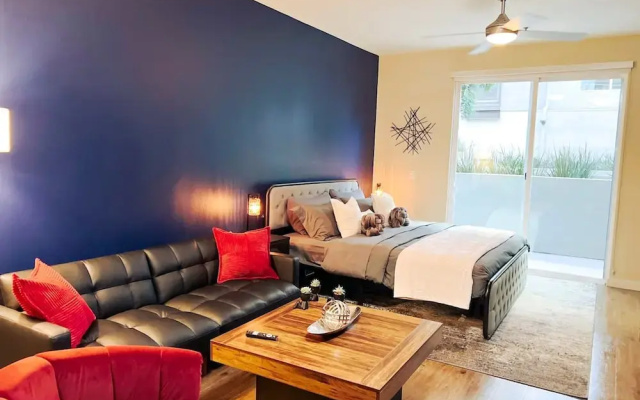 Cozy Home W Pool GYM Parking 10 Min to Cedars