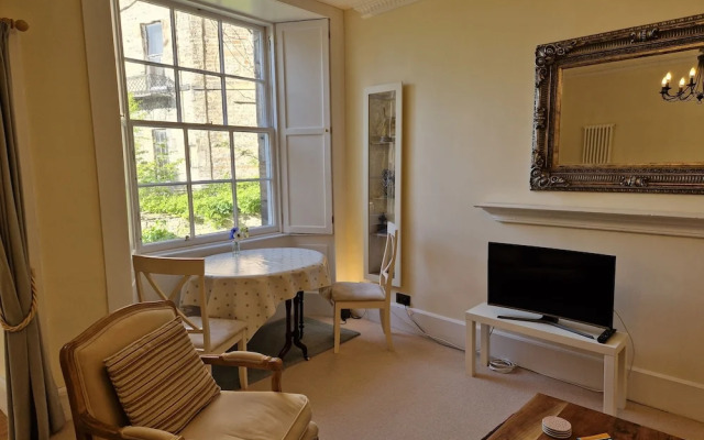 JOIVY Gorgeous Georgian Flat
