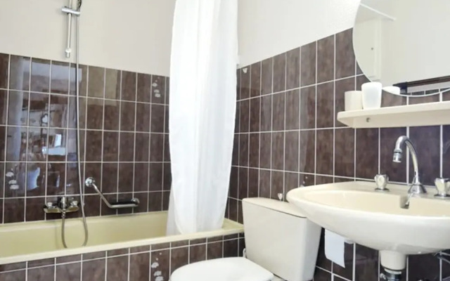 Spacious Apartment by the sea