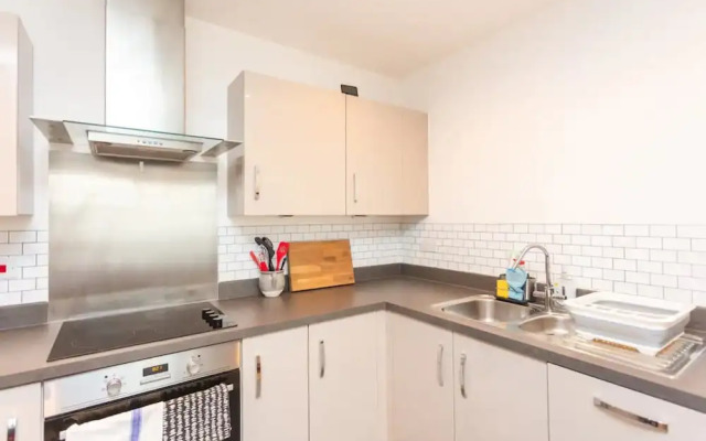 Fantastic 1 Bedroom Apartment in East London With Balcony