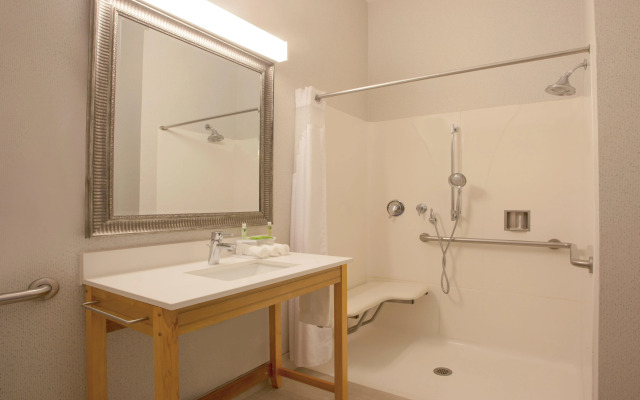 Holiday Inn Express & Suites Davis - University Area, an IHG Hotel