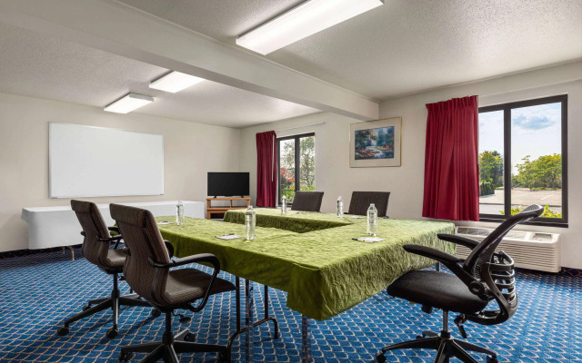 Super 8 by Wyndham Germantown/Milwaukee