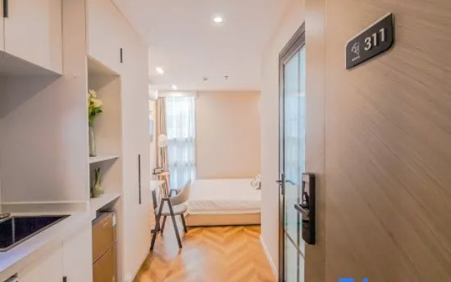 Xinao Serviced Apartment (Shanghai South Railway Station Caobao Road Subway Station)