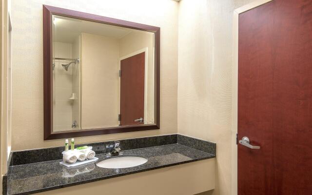 Holiday Inn Express & Suites Philadelphia - Mt. Laurel by IHG