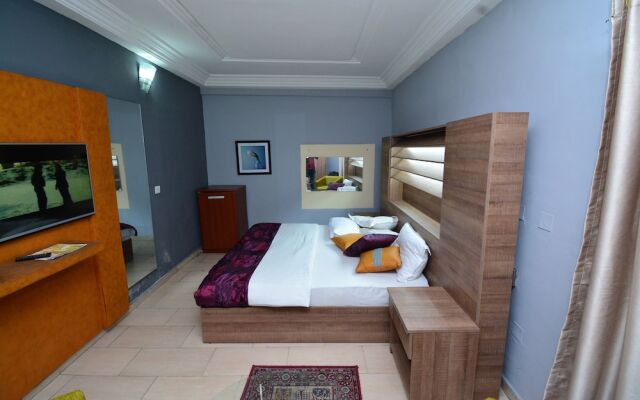 Signatious Hotel and Suites Delta