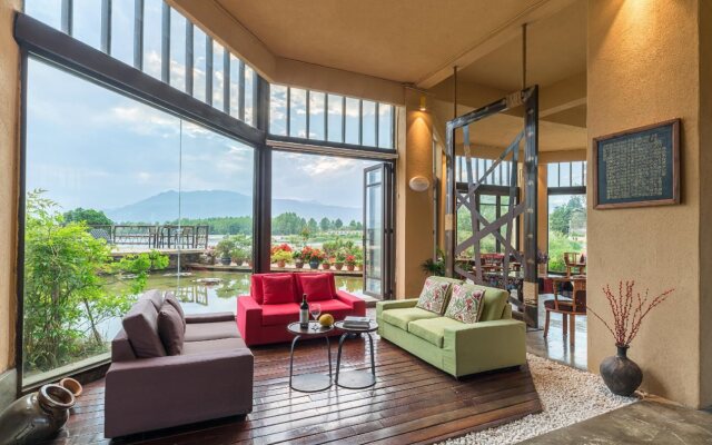 House & White Lakeside Lodge