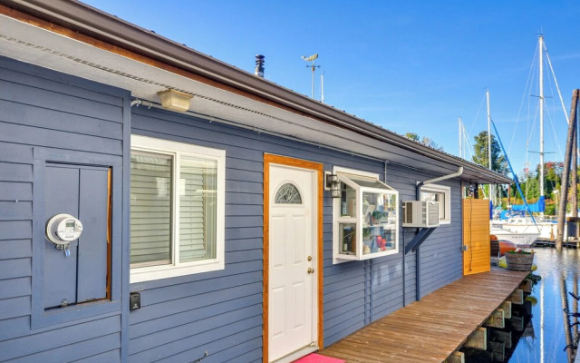 Portland Floating Home Getaway w/ Sauna!