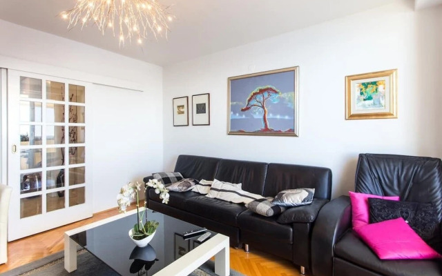 Leo Apartment