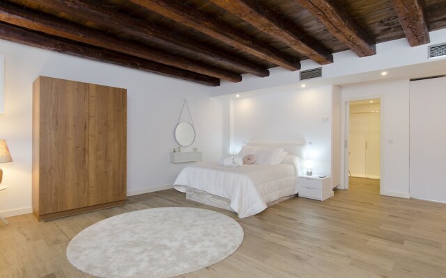 Hellenhost Gran Vía V