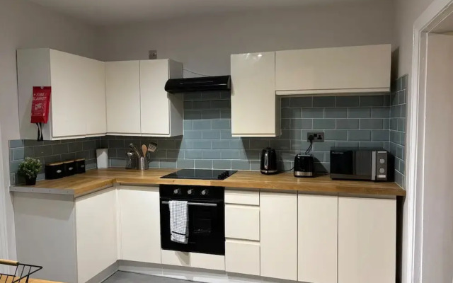 Oxford-house-sleeps 7-parking-garden