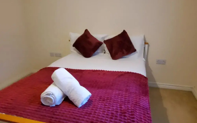 8 Guests - 4 Bedrooms - Parking - Garden