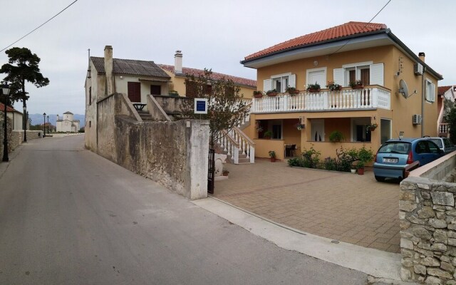 Nadica - Free Parking - A2