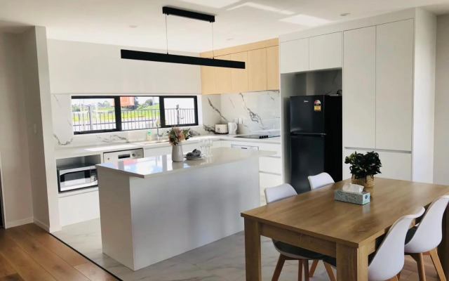 Modern & Luxurious Home 3