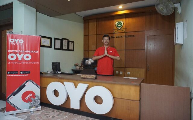 OYO 512 Ndalem Mantrijeron Hotel