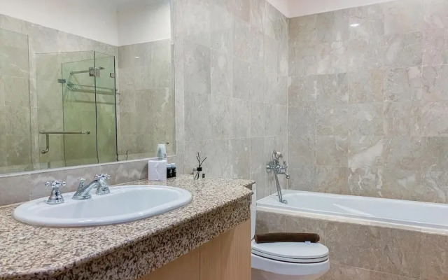 Spacious And Modern Look 3Br Bellezza Apartment