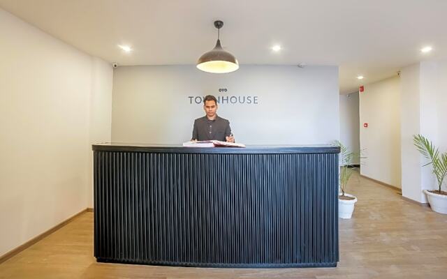OYO Townhouse 213 Artemis Hospital