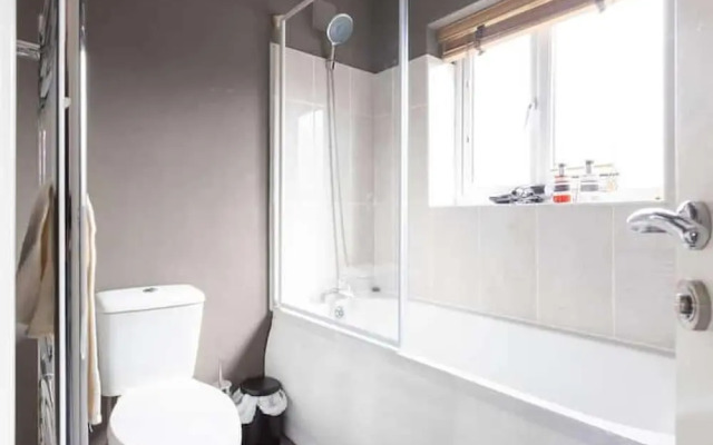 Huge Home,sleeps 12, Private Parking, Pets ok