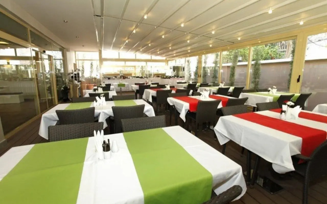 Dreamlife Hotel