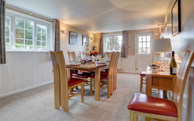 Spacious Holiday Home in Ilkerton With Garden