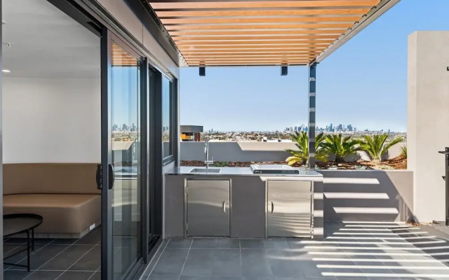 Elegant 1-bed by Shops With Rooftop Swimming Pool