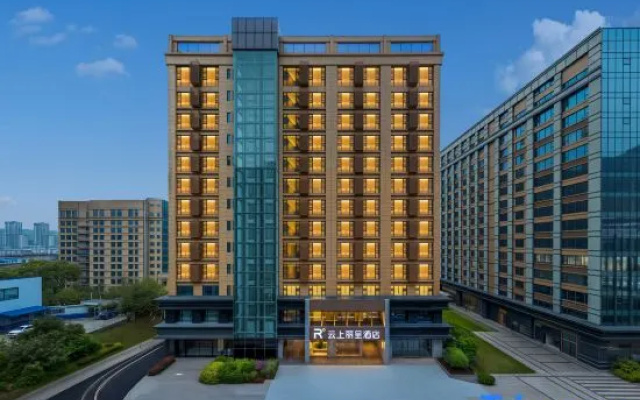 Yunshang Rezen Hotel (Guiyang Huaxi District Government Mingzhu Avenue Metro Station Branch) – Exterior – Guiyang