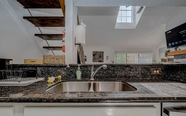 Upscale 1BR Condo in Med Center