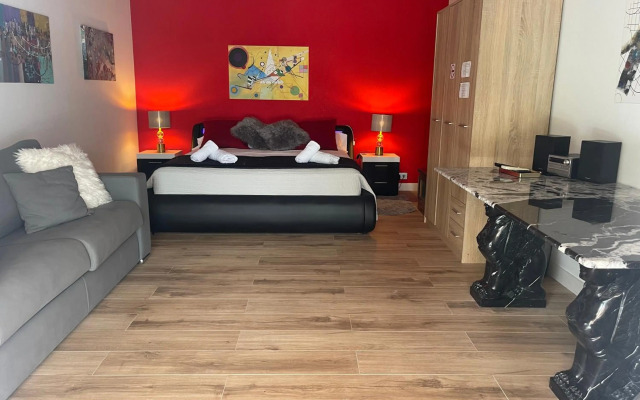 Habitación con cama extra doble más sofa cama apta hasta para 4 personas con baño privado