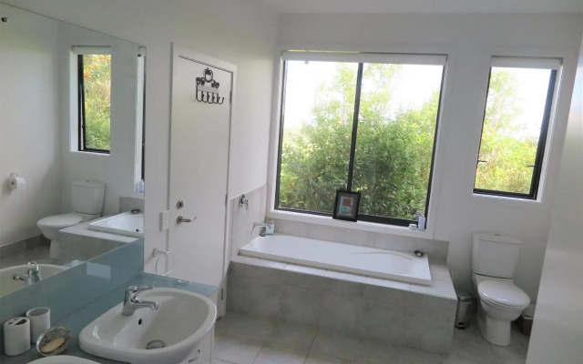Kakariki Rooms, Kotare House