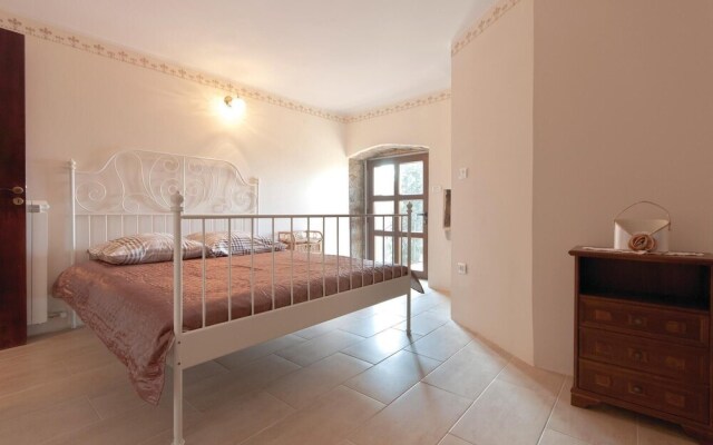 Nice Home in Gracisce With 6 Bedrooms, Internet and Outdoor Swimming Pool