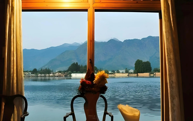 Peacock Houseboats